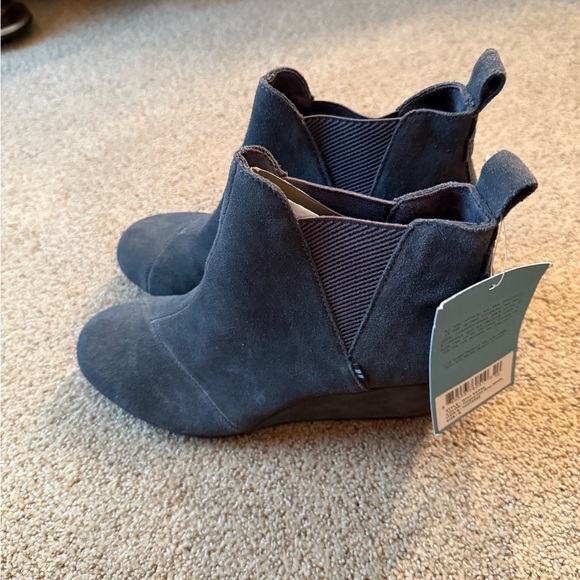 Toms Women's gray Suede Ankle Booties size 8 - Picture 1 of 6